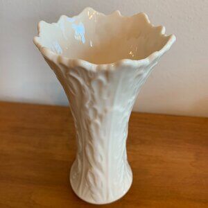 Beautiful Vintage Lenox 6" Woodland Collection" Winter White Textured Vase